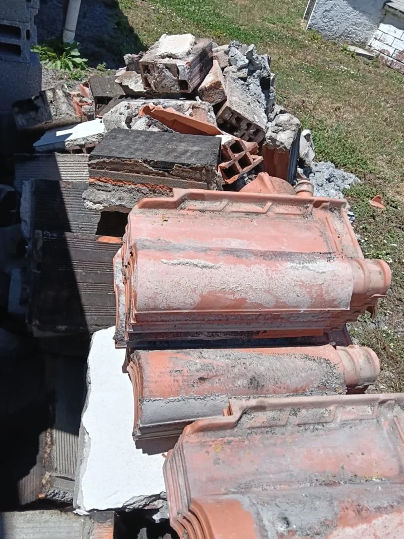 Telhas e tijolos removidos de um telhado
