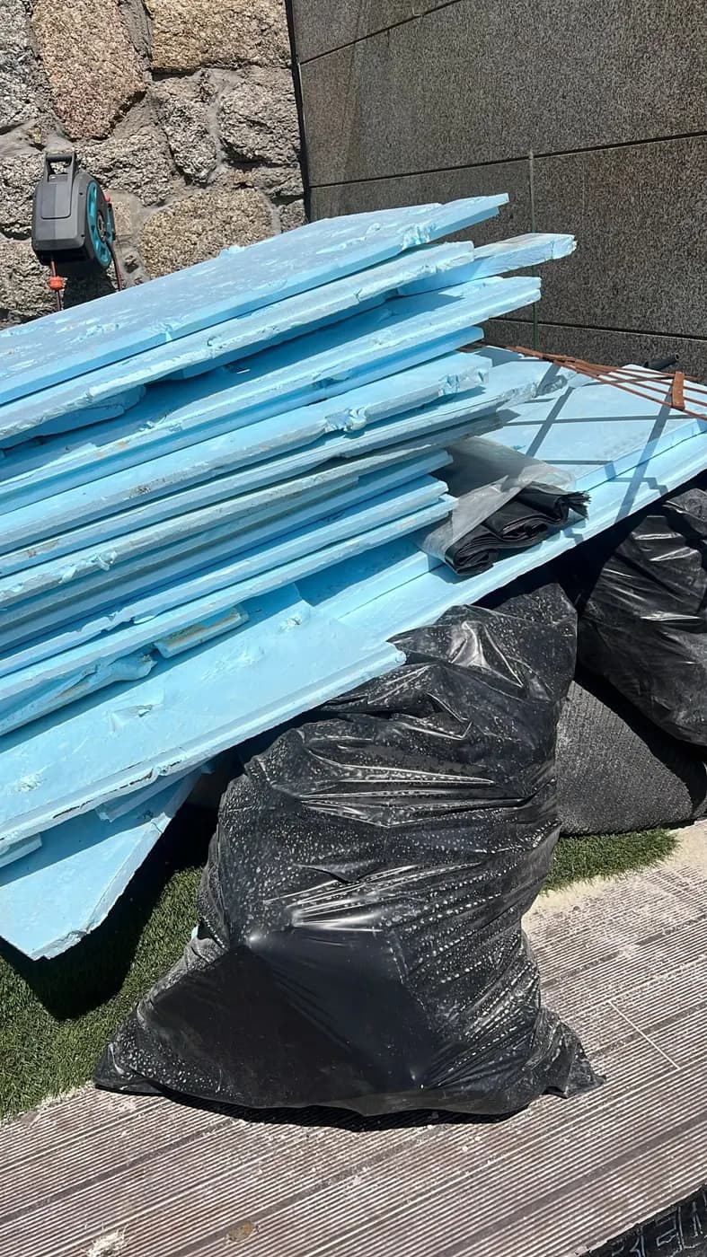 Placas de isolamento azul e sacos pretos de entulho
