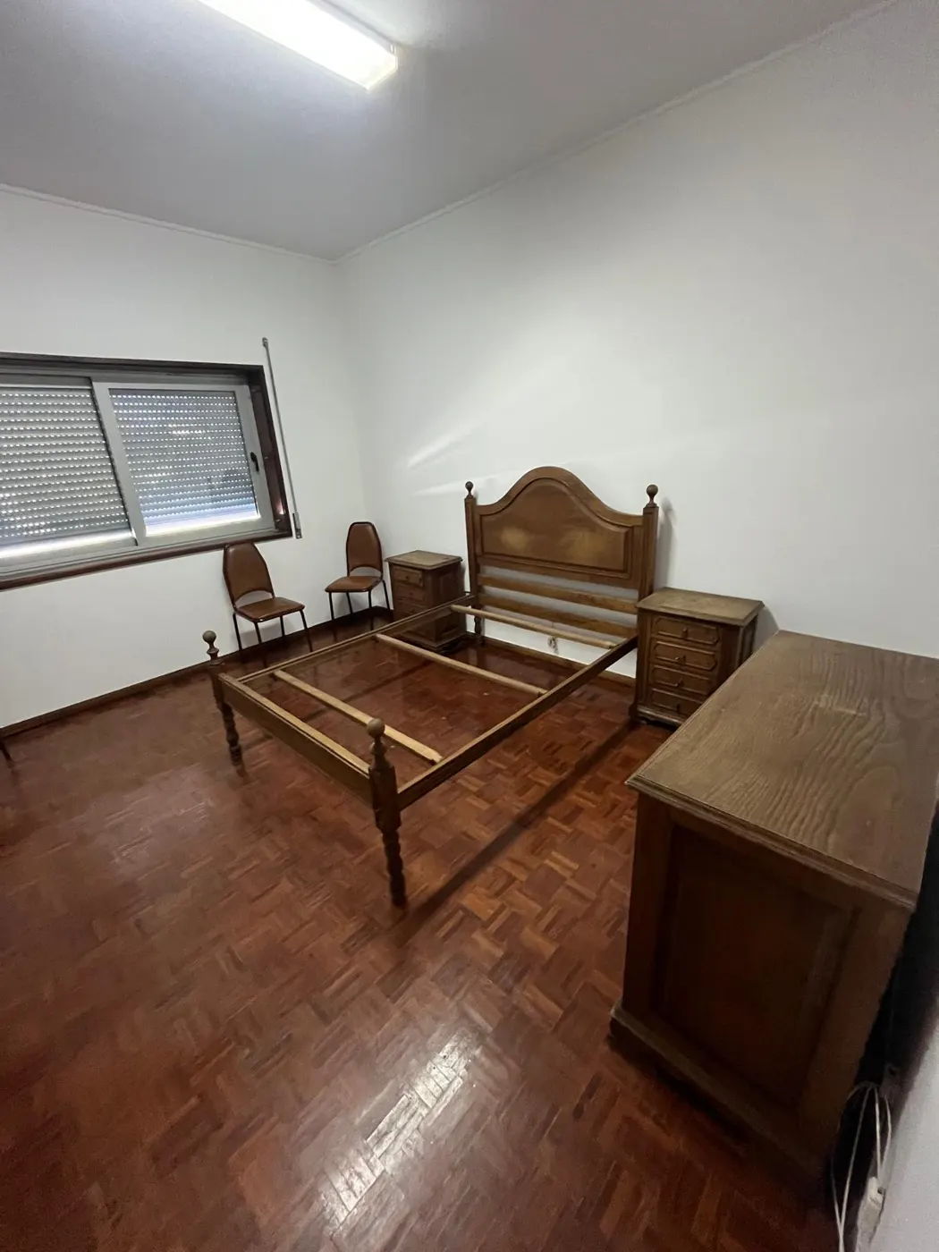 Mobília de quarto antiga: cama, mesas de cabeceira e cómoda