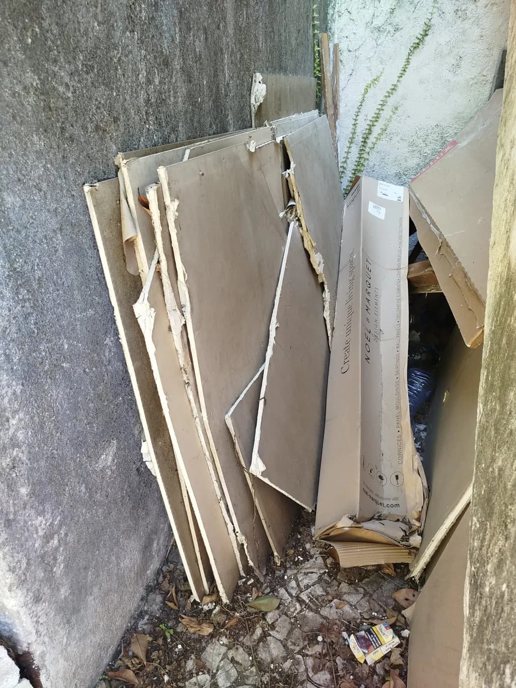 Algumas placas de pladur encostadas a uma parede
